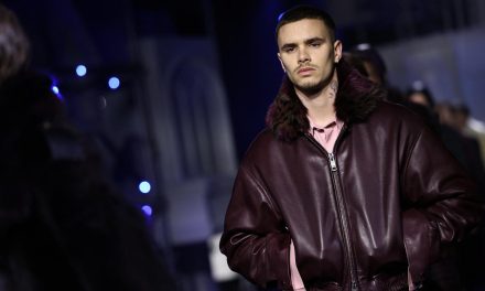 Romeo Beckham: Beraksi Di London Fashion Week, Burberry