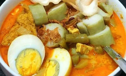Lontong Sayur: Tradisi Kuliner Yang Wajib Hadir Saat Hari Raya