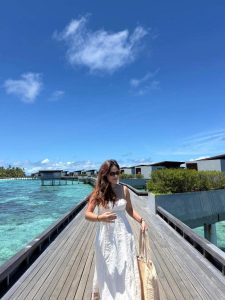 Cantik Natural: Marsha Aruan Gaun Putih Di Keindahan Maldives