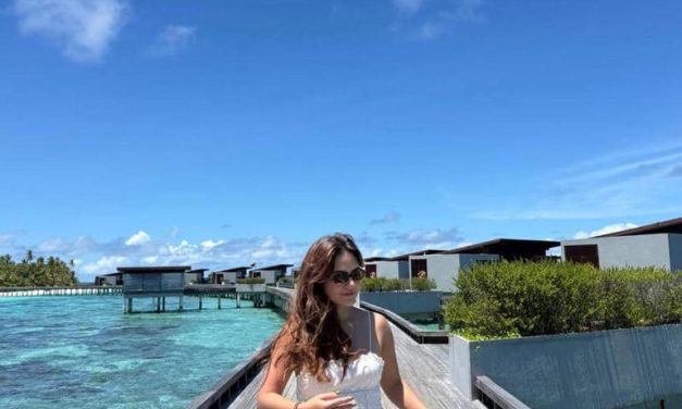 Cantik Natural: Marsha Aruan Gaun Putih Di Keindahan Maldives