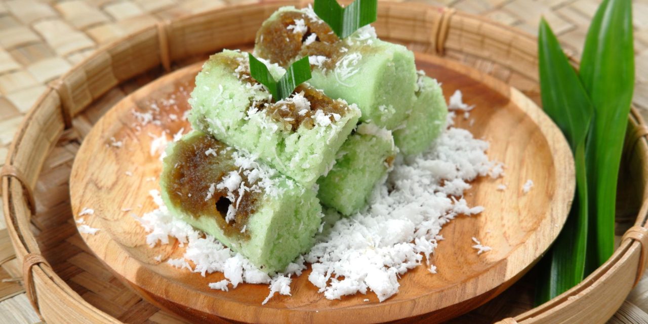 Hangat Dan Manis! Putu Bambu Jadi Favorit Di Malam Hari