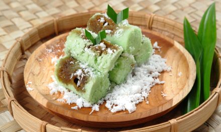 Hangat Dan Manis! Putu Bambu Jadi Favorit Di Malam Hari