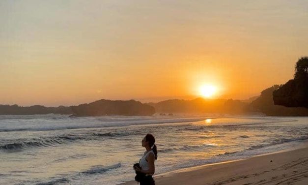Tatjana Saphira Di Pantai Gunung Kidul, Cantiknya Bikin Terpana!