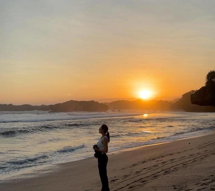 Tatjana Saphira Di Pantai Gunung Kidul, Cantiknya Bikin Terpana!