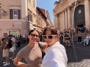 Liburan Stylish! Enzy Storia Tampil Chic Saat Jalan-Jalan Di Roma