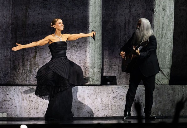 Tangis Pecah Céline Dion! Kembali Bernyanyi Di Paris