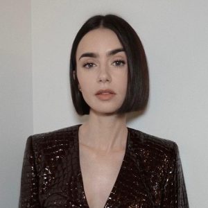 Tampil Fresh! Potret Lily Collins, Gaya Wavy Bob Yang Chic
