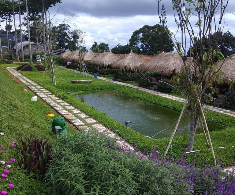Makan Bareng Keluarga! Saung T & T Pilihan Liburan Di Bandung